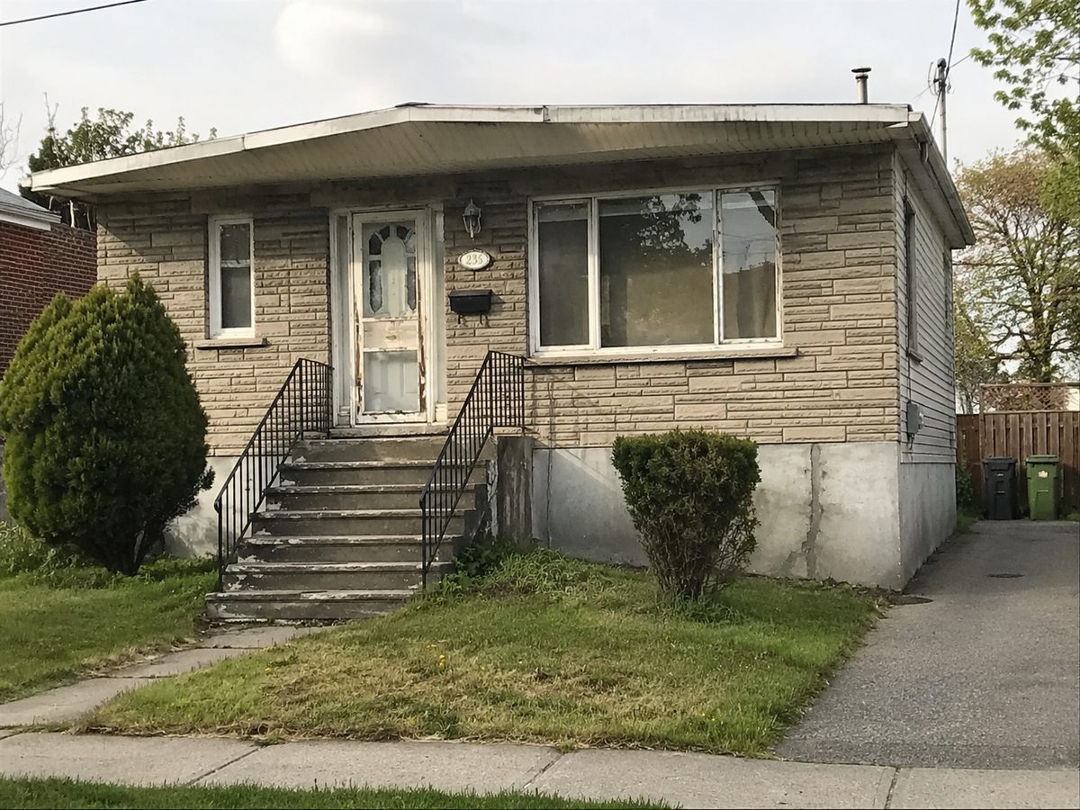 Maison achetée à Longueuil avec perron et porte à rénover